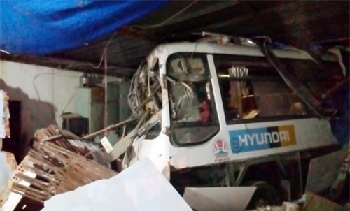 Xe khách tông xuyên 2 nhà dân, hơn chục người kêu cứu