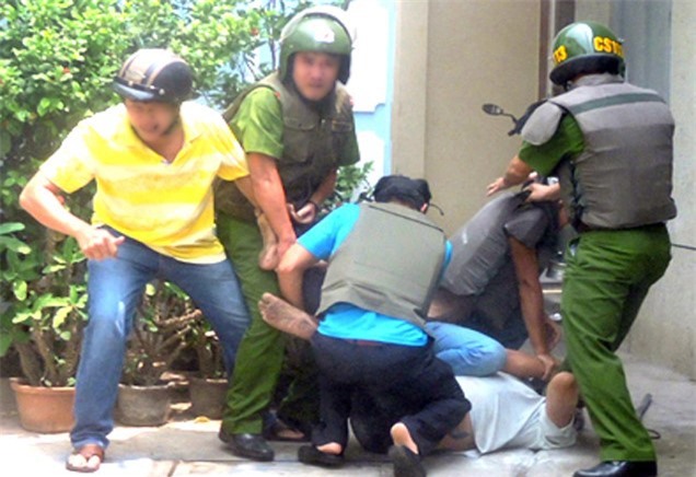 Chủ quán rửa xe cắn tay cảnh sát để giải cứu anh trai