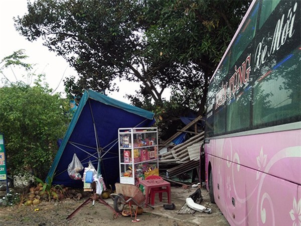Quảng Nam: Xe khách tông quán nước, hàng chục hành khách hốt hoảng