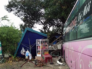 Quảng Nam: Xe khách tông quán nước, hàng chục hành khách hốt hoảng