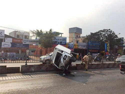 Xe tải lật ngang dải phân cách, cả gia đình may mắn thoát chết