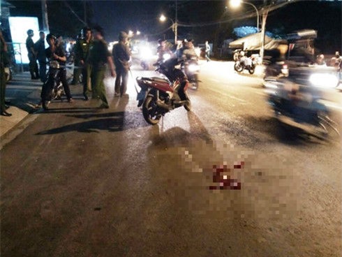 4 côn đồ đâm nhát dao chí mạng, thanh niên gục xuống đường 