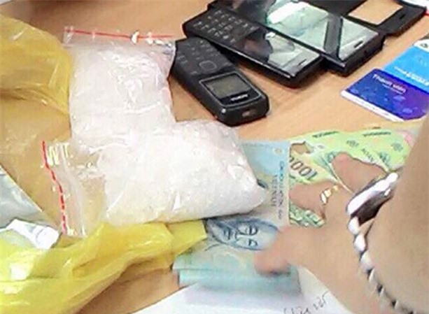 Ập vào nhà nghỉ, bắt quả tang 2 đối tượng buôn ma túy đá