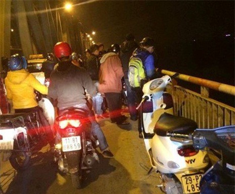 Hà Nội: Để lại ảnh người yêu, nam thanh niên nhảy cầu tự tử