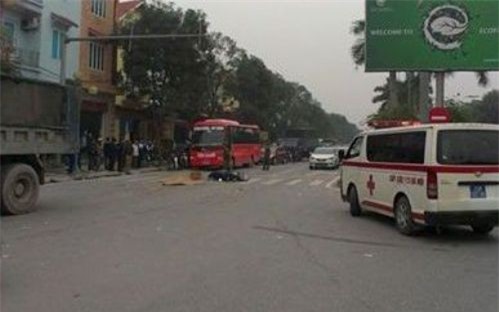Hà Nội: Nữ sinh bị xe ben cán qua người, chết thảm
