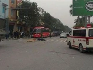 Hà Nội: Nữ sinh bị xe ben cán qua người, chết thảm