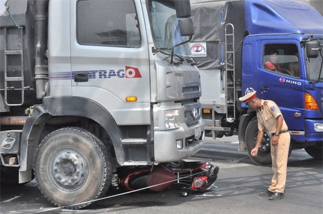 Hi hữu: Hai cô gái bị cuốn dưới gầm xe tải, thoát chết