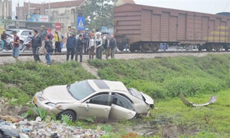 Ô tô biển số Lào rẽ vào đường sắt, tàu hỏa hất văng xuống ruộng