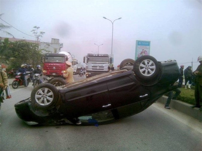 Xế hộp chổng vó lên trời sau tai nạn với xe tải