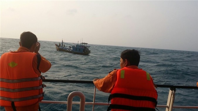 Cứu sống 7 thuyền viên tàu cá trôi dạt trên biển