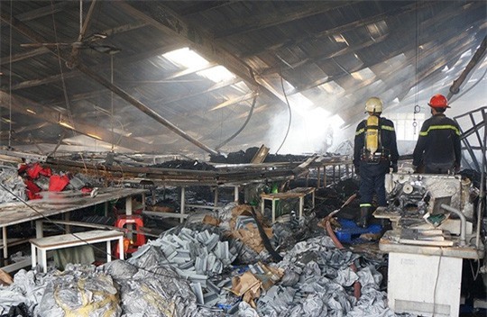 TP. HCM: 2.000 m2 xưởng may thành tro tàn sau vụ cháy