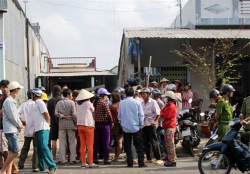 Bàng hoàng phát hiện cô gái chết cắm đầu vào xô nước