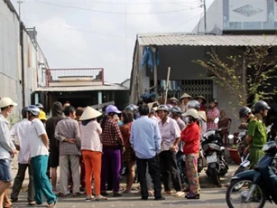 Bàng hoàng phát hiện cô gái chết cắm đầu vào xô nước