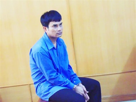 Hai gã thợ hồ bị bắt quả tang đang hiếp dâm tập thể cô bán vé số