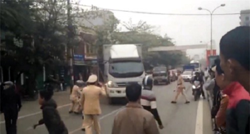 Phú Thọ: Lái xe liều lĩnh tông hàng chục cảnh sát giao thông