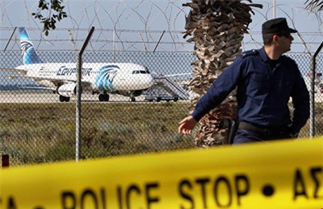 Tên cướp máy bay Ai Cập đã bị bắt