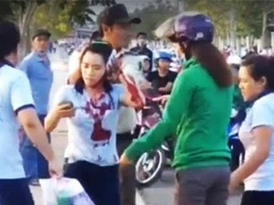 Thanh niên cầm dao chém xối xả vào nữ công nhân trước cổng công ty
