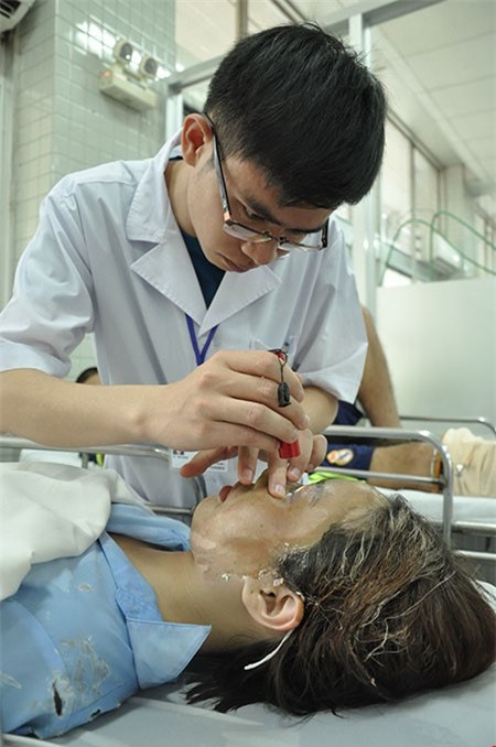 Bàng hoàng nữ sinh bị tạt axit mù mắt giữa phố