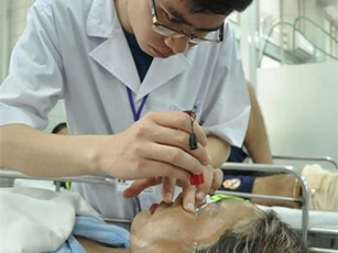 Bàng hoàng nữ sinh bị tạt axit mù mắt giữa phố
