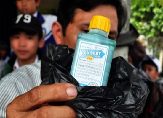 Chồng say rượu, vợ tàn độc pha thuốc diệt cỏ giết chồng