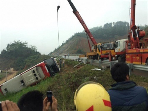 Xe khách lật nghiêng trên cao tốc, 18 người hốt hoảng kêu cứu