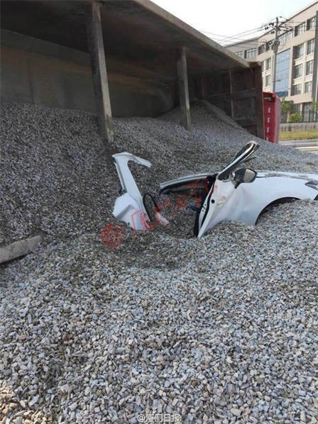 50 tấn đá sỏi đổ ra đường đè bẹp xe ô tô, 2 người chết thảm