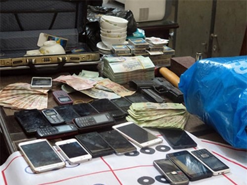 Ập vào sới bạc "khủng", thu hơn 430 triệu đồng cùng vũ khí "nóng"