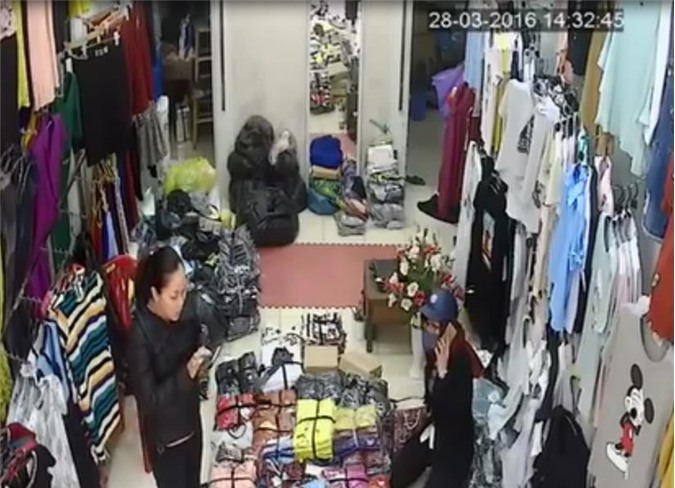 Camera lật mặt "nữ quái" trộm tiền trong cửa hàng quần áo