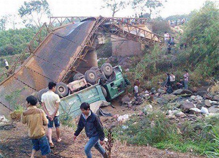 Đắk Lắk: Cầu Krông Năng đổ sập, xe tải và 1 nữ sinh rơi xuống suối