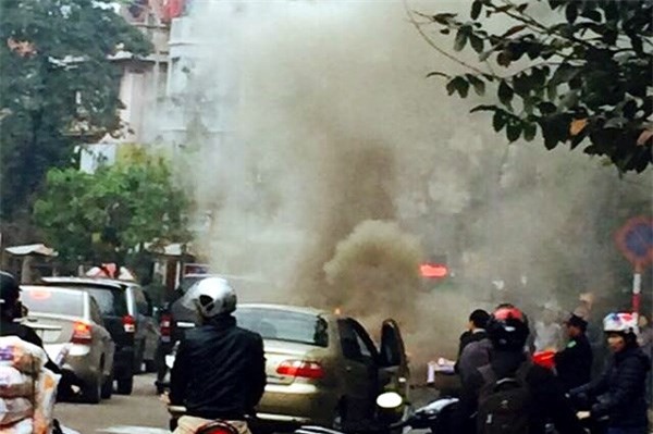 Hà Nội: Xế hộp đang chạy, bốc cháy giữa đường