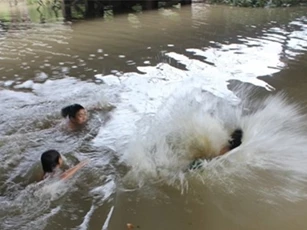 Hai nam sinh chết đuối khi nhảy xuống suối cứu bạn