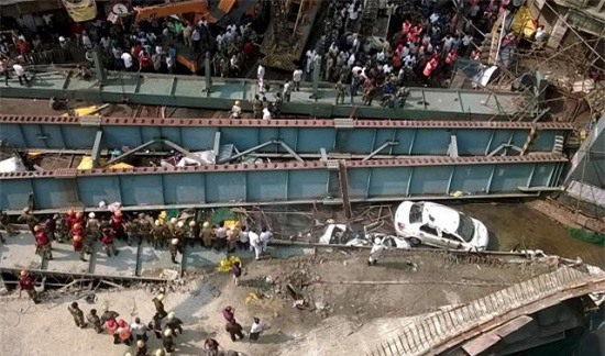 Sập cầu vượt trên cao ở Ấn Độ, nhiều người thương vong
