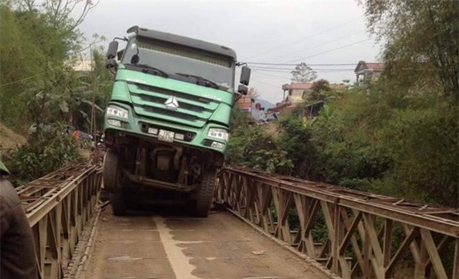 Yên Bái: Sập cầu dân sinh, xe tải 30 tấn treo lơ lửng trên cầu