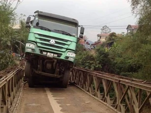 Yên Bái: Sập cầu dân sinh, xe tải 30 tấn treo lơ lửng trên cầu