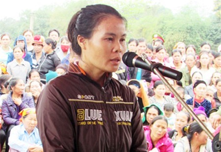 Chồng bị vợ đánh suýt chết vì đòi ‘yêu’ giữa cánh đồng