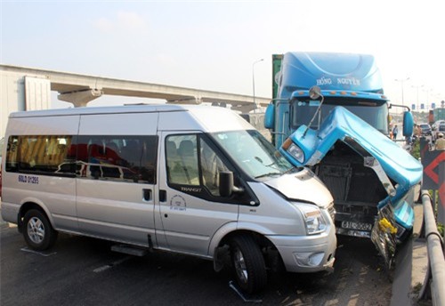 Hàng chục người nước ngoài kêu cứu trong ôtô sau tai nạn