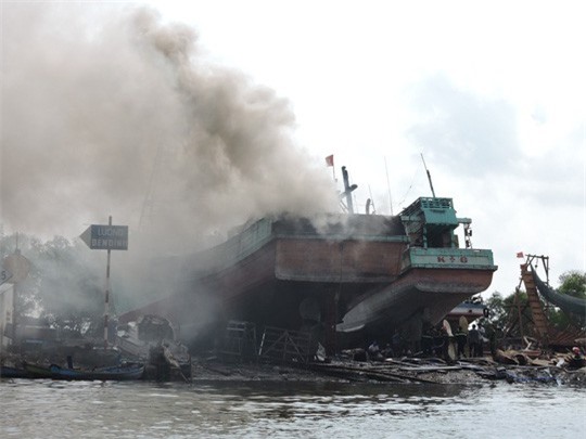 Sau tiếng nổ, tàu chứa 8.000 lít dầu bốc cháy dữ dội