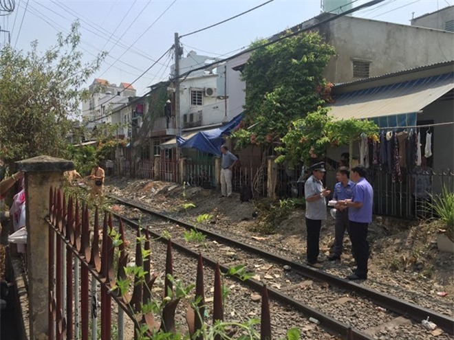 Chui rào băng qua đường ray mua thuốc bị tàu tông tử vong