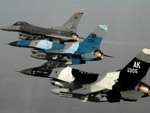 Indonesia đưa "chim ưng" F-16 ra biển Đông chống “trộm”