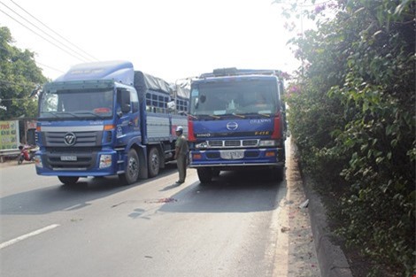 TP. HCM: Trèo qua dải phân cách, người đàn ông bị xe tải kéo lê 5m 