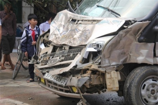 Bàng hoàng xe tải lật nghiêng, ô tô nát bét đầu sau va chạm