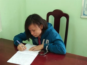 Con gái dùng dao hạ sát mẹ nuôi rồi hô hoán người đến cứu