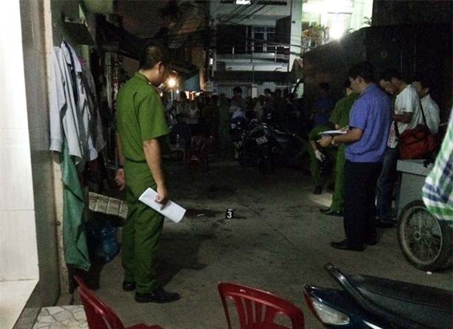 Đang ngồi nhậu bị kẻ lạ xông vào chém xối xả, gục chết tại chỗ