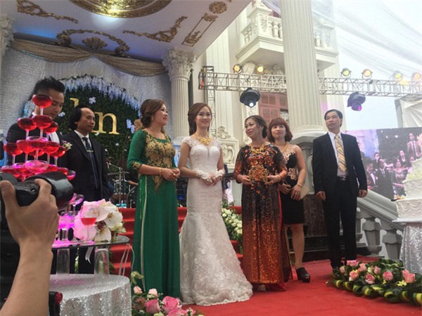 Nam Định: Cô dâu "sốc nặng" được mẹ chồng cho 100 cây vàng   