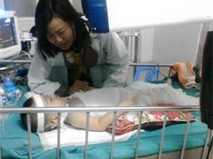 Ngã vào nồi nước sôi, bé trai hơn 2 tuổi đang nguy kịch
