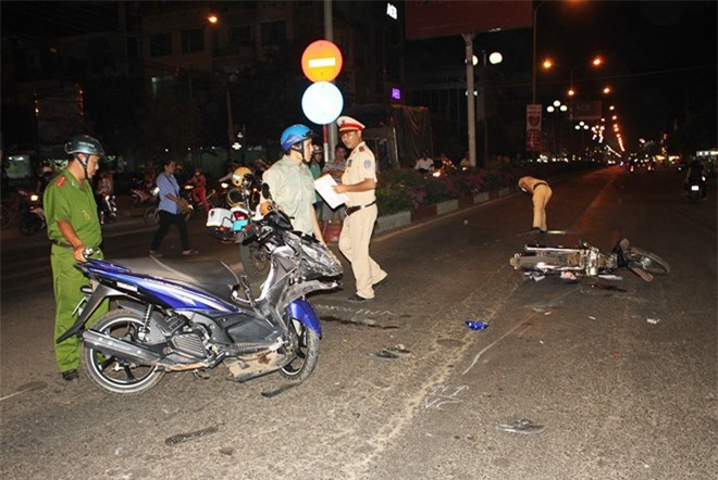 Thanh niên vượt đèn đỏ với tốc độ cao, đâm gục người qua đường