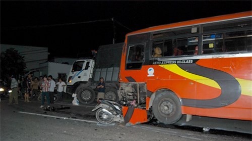 Bàng hoàng xe khách tông xe máy, thanh niên chết thảm