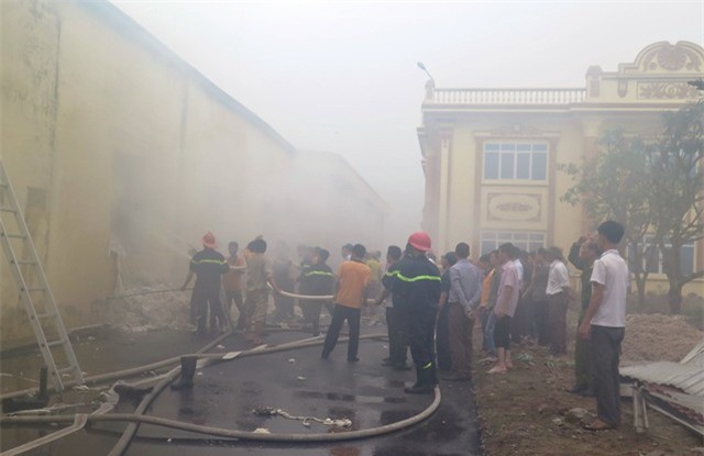 Cháy lớn tại công ty khăn bông, công nhân hoảng loạn tháo chạy