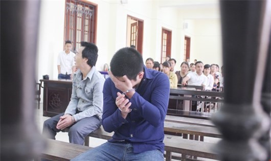 Gã chồng tẩm xăng đốt chết vợ con lĩnh án 20 năm tù