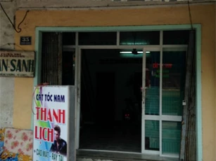 Nữ chủ tiệm cắt tóc bị khách khống chế, đâm trọng thương để cướp vàng